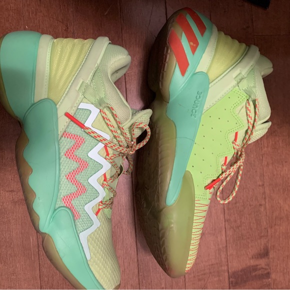 Limited edition Spider-Man adidas running shoes - Picture 3 of 6